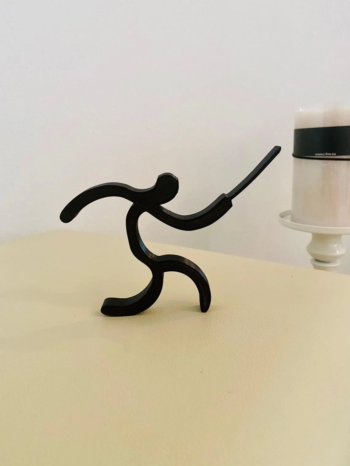 EROTNGO Minimalist Art Plastic Sculpture of a Fencing Swordsman: Tabletop Figure for Sport Enthusiasts, Home Décor, and Gift-Giving