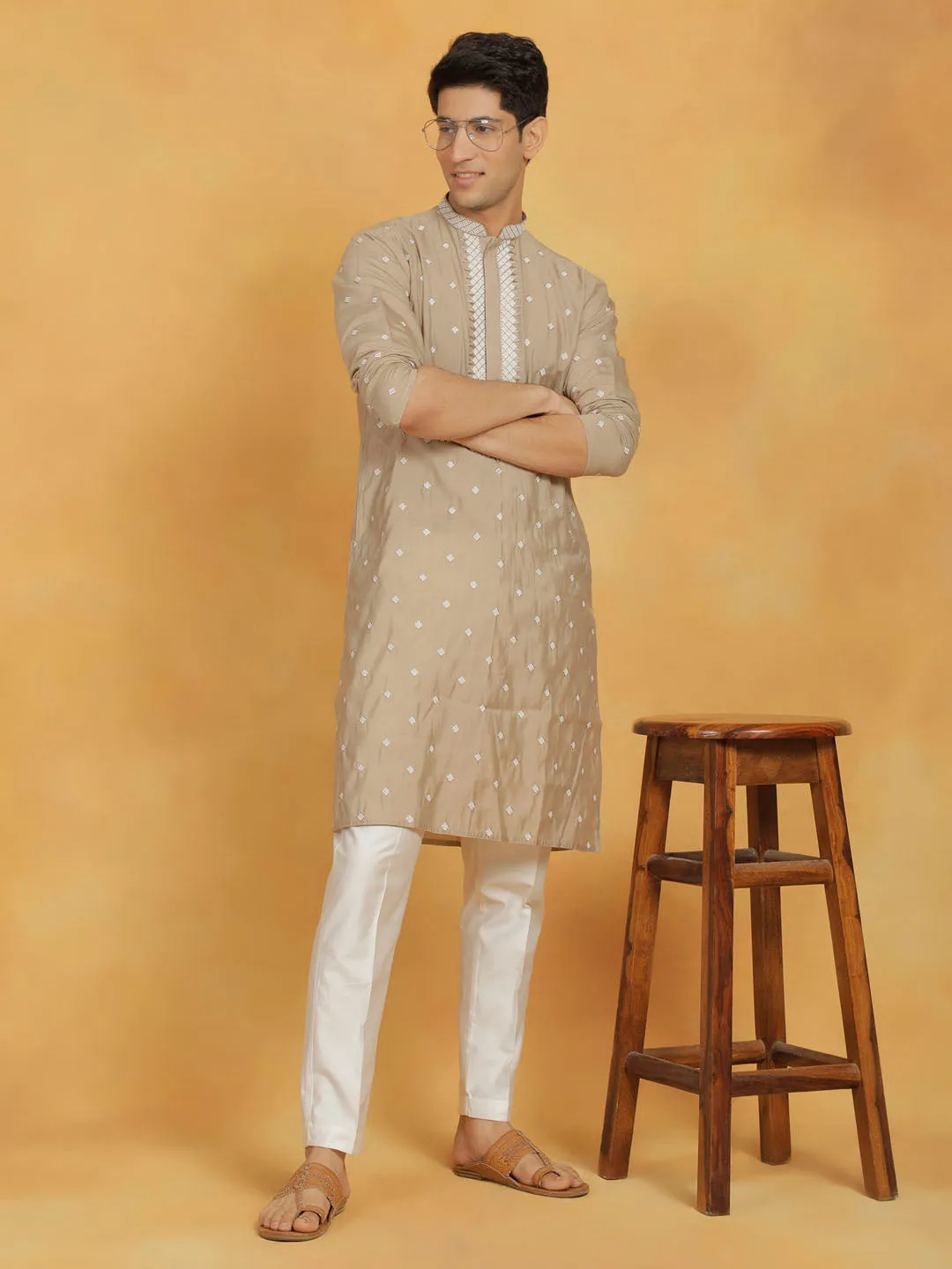 Jashvi Men's Gray And White Silk Blend Kurta And Pyjama Set